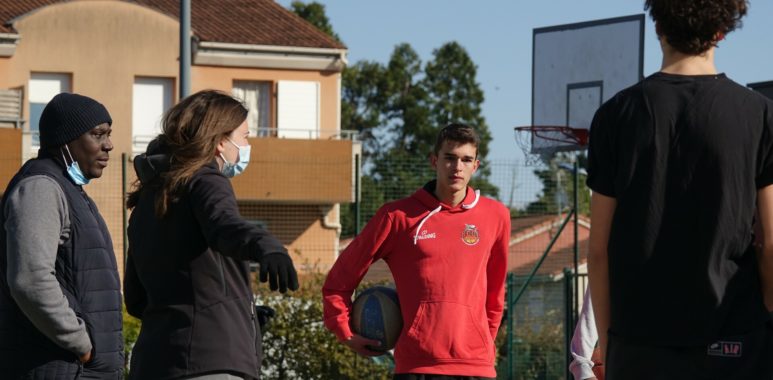Laurie et Hervé, coaches U17M, BCCL, dirigeant les joueurs U17M, dont Victor et Élias, aux Brosses, Villeurbanne, le 20 mars 2021