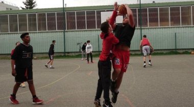 Aaron au tir et Matéo au contre, U15M, BCCL, aux Brosses, Villeurbanne, le 13 mars 2021