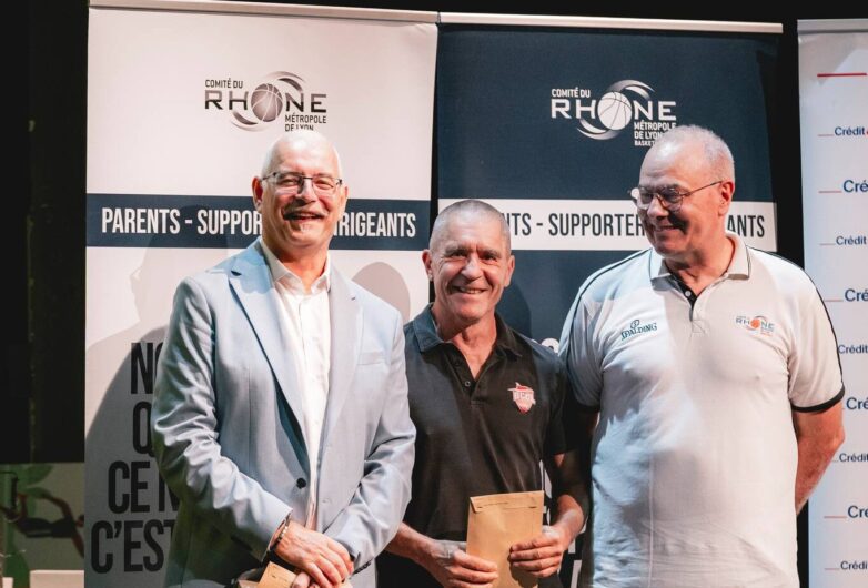 De gauche à droite, Pierre Depetris (président du Comité du Rhône et Métropole de Lyon de basketball – CRMLBB), Alain Jantzen (président du club BCCL Villeurbanne, récipiendaire pour le club de la médaille d’argent du fair play) et Jacques Creuset (premier vice-président du CRMLBB) le 28 juin 2024 à l’AG du CRMLBB.